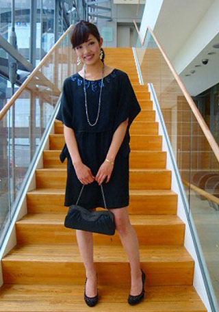 黒パンプス×パーティーコーデ