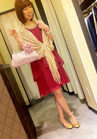 サテンパンプス×パーティーコーデ