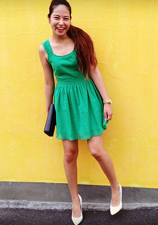 白パンプス×パーティーコーデ