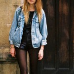 黒タイツを合わせて今時らしく