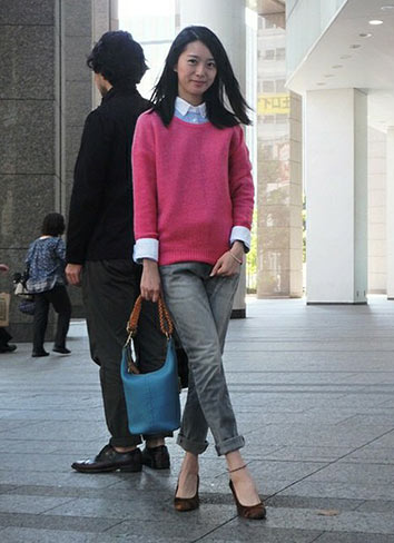 ピンクセーター×ジーンズ