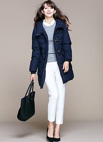 紺ダウンコート×白ジーンズ