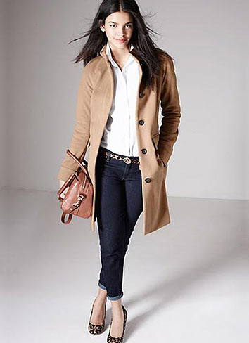 ベージュトレンチコート×ジーンズ