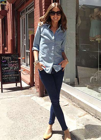 青シャツ×ジーンズ