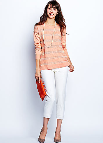 ピンクトップス×白ジーンズ