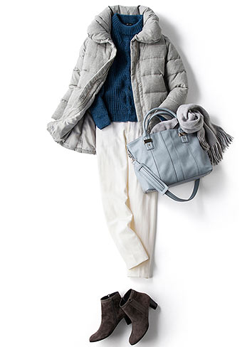 ダウンジャケット×白ジーンズ