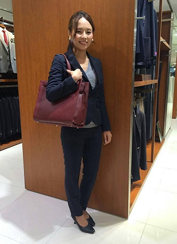 紺パンツスーツ×ボルドーバッグ