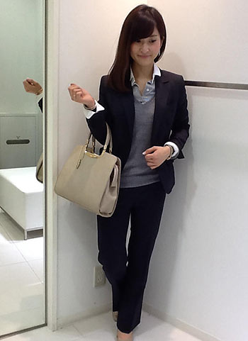 紺スーツ×ベージュバッグ