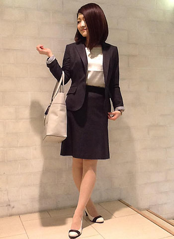 紺スーツスカート×ベージュバッグ