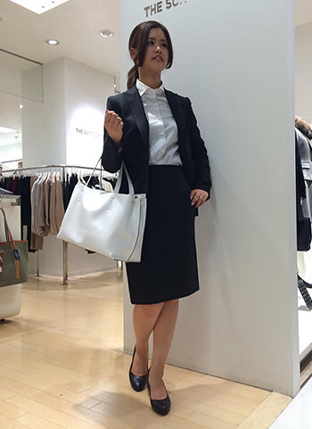 黒スーツ×白バッグ
