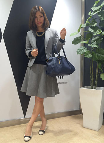 グレースーツ×紺バッグ