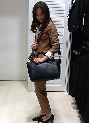 ブラウンスーツ×黒バッグ