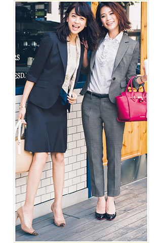 グレースーツ×ピンクバッグ