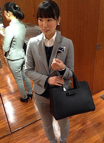グレースーツ×黒バッグ