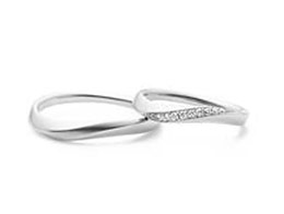 曲線を活かした可憐なリング