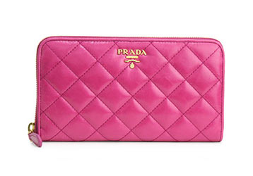 プラダキルティング財布