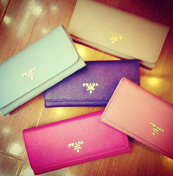 プラダ財布