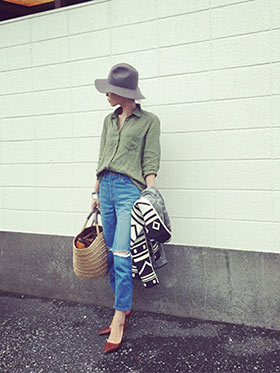 ベージュかごバッグコーデ1