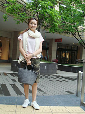 黒かごバッグコーデ7