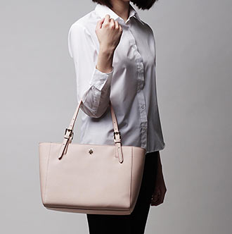 トリーバーチ通勤トートバッグ1