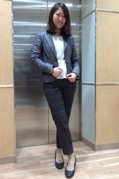 青山レディーススーツ着こなし4