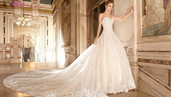 トレーンウエディングどれす