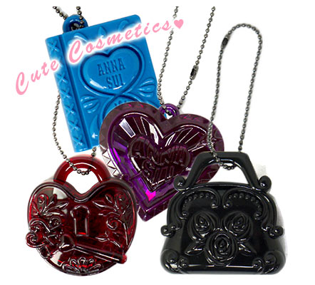 『ANNA-SUI』のチャーム型アイシャドウケース