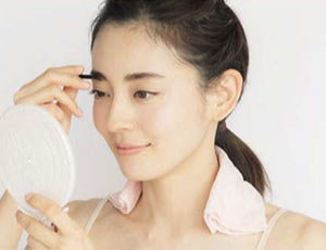 首に冷やしタオルでメイク中の汗をストップ