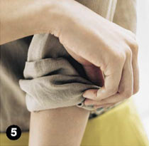 シャツ ロールアップの方法5