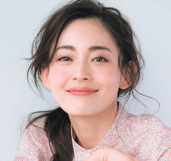 大人 チークの塗り方