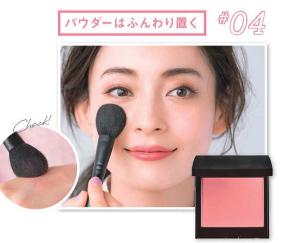 大人 チークの塗り方