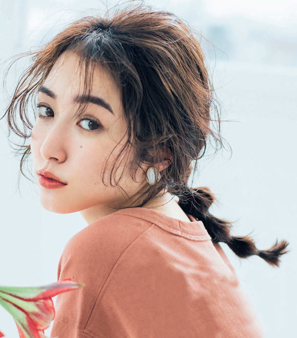 Ｔシャツまとめ髪