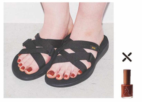 黒スポーツサンダル ペディキュア